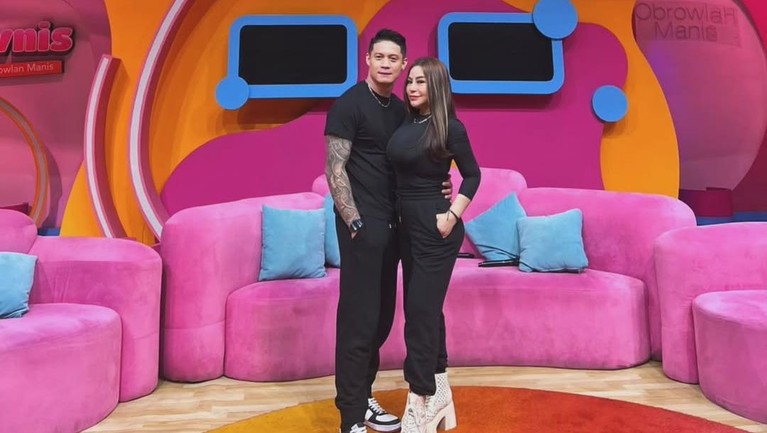 Anisa Bahar dan Suami