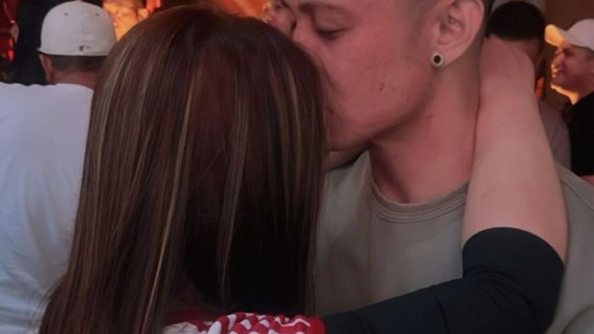 Baru Kenal 2 Minggu Langsung Nikah, Ini 7 Potret Anisa Bahar dan Suami Berondong Lengket