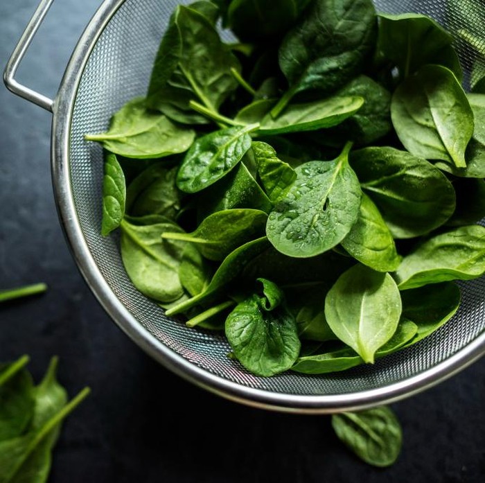 Bayam kaya serat, vitamin, dan mineral yang membantu tubuh merasa kenyang lebih lama sehingga mendukung keberhasilan diet sehat. Kandungan thylakoids di dalamnya juga berperan menekan nafsu makan secara alami, membuat asupan kalori lebih mudah terkontrol./ Foto: Freepik.com/rawpixel.com