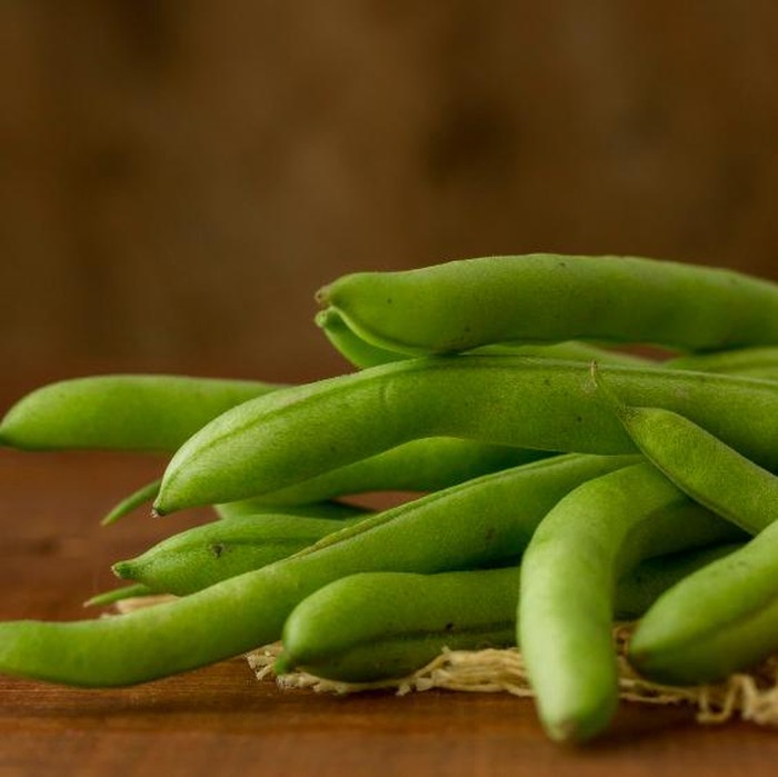 Buncis kaya serat dan rendah kalori, sehingga membantu perut terasa kenyang lebih lama tanpa menambah beban kalori berlebih. Kandungan protein nabatinya juga mendukung metabolisme dan menjaga massa otot, menjadikannya pilihan ideal dalam pola diet sehat./ Foto: Freepik.com/freepik