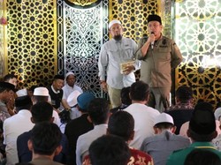 Bupati Luwu Timur Beri Hadiah Umrah 5 ASN Rutin Salat Berjemaah di Masjid