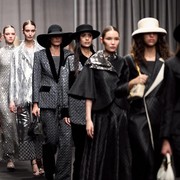 Potret Koleksi Monokromatik Glamor Buttonscarves di Dubai Fashion Week Spring/Summer 2026