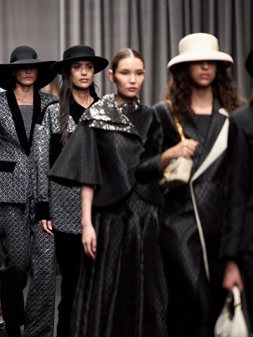 Potret Koleksi Monokromatik Glamor Buttonscarves di Dubai Fashion Week Spring/Summer 2026