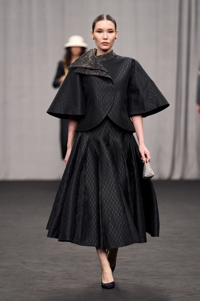 Melalui koleksi ini, Buttonscarves merayakan modernitas, kepercayaan diri perempuan, serta keberanian untuk mengekspresikan diri. Semangat tersebut dibawa pula dalam ambisinya untuk mengglobal. Buttonscarves siap lakukan aktivasi selanjutnya, yaitu pembukaan flagship store di Singapura/ Foto: Dok. Buttonscarves/Paolo Lanzi - Carlo Scarp