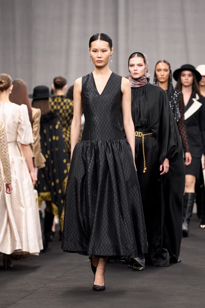 “Kami datang dari Asia Tenggara, membawa cerita, warisan, dan keyakinan bahwa modest fashion bisa menjadi kuat sekaligus mendunia,” ujar Linda Anggrea, CEO Buttonscarves & Modinity Group. “Dubai Fashion Week adalah panggung di mana ambisi bertemu dengan karya, and Buttonscarves is here to show the world what we stand for.”/ Foto: Dok. Buttonscarves/Paolo Lanzi - Carlo Scarp