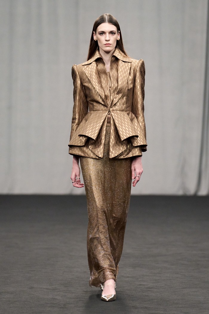 Buttonscarves tampil untuk kedua kalinya di panggung Dubai Fashion Week Spring/Summer 2026. Pada kesempatan kali ini, brand modest fashion asal Indonesia tersebut menawarkan koleksi yang lebih berani, tanpa meninggalkan keanggunan yang jadi signature-nya/ Foto: Dok. Buttonscarves/ Paolo Lanzi - Carlo Scarp