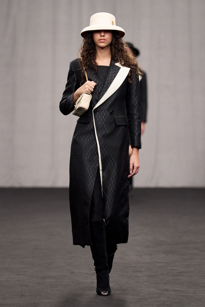 Koleksi bernuansa modest, tapi tetap menonjolkan sisi glamor dengan palet warna yang makin berani, yakni kombinasi antara hitam, putih, emas, dan perak, serta penggunaan monogram khas Buttonscarves. Craftmanship lebih istimewa tampak pada potongan arsitektural dan tegas pada sejumah pieces, seperti coat, setelan jas, hingga dress./ Foto: Dok. Buttonscarves/Paolo Lanzi - Carlo Scarp