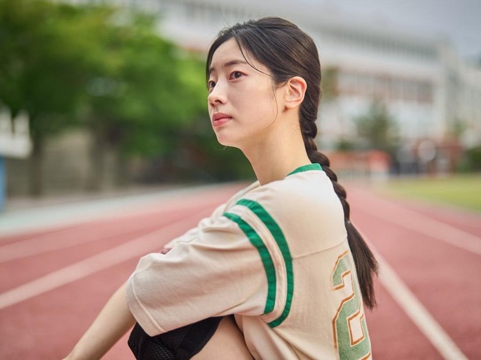 Dalam Run To You, Dahyun TWICE memerankan karakter bernama Ji Eun, sosok penuh semangat yang membawa warna emosional di kisah drama olahraga inspiratif ini./Foto: x.com/JYPETWICE/Foto: x.com/JYPETWICE