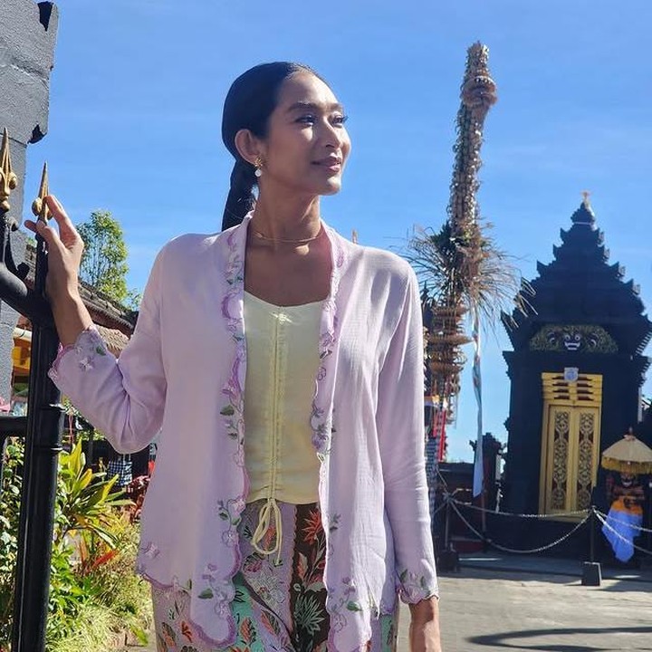 <p>Aktris Happy Salma memilih menyuarakan keprihatinannya soal banjir besar yang melanda enam kabupaten/kota di Bali. Ia mengunggah pesan tegas lewat Instagram Stories-nya yang menyentil soal kebijakan pemerintah. &ldquo;Berhenti menyalahkan hujan. Karena yang perlu disalahkan adalah kebijakan pemerintah yang membiarkan Bali kehilangan ruang resapannya, sungainya, dan keseimbangannya. Selama pemerintah menutup mata pada tata ruang dan daya dukung lingkungan, Bali akan tenggelam oleh keserakahannya sendiri." (Foto: Instagram @happysalma)</p>