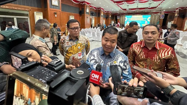 Pemkot Surabaya aktifkan Siskamling melalui Kampung Pancasila untuk tingkatkan keamanan dan ketertiban masyarakat, libatkan generasi muda dan masyarakat.