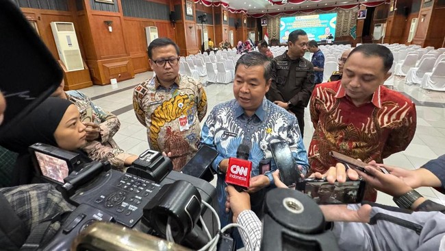 Pemerintah Jatim aktifkan 8.500 Poslinmas dan 145 ribu Poskamling untuk perkuat keamanan pascakerusuhan. Fokus pada pengamanan swakarsa masyarakat.