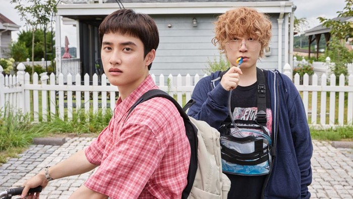 D.O. atau Do Kyungsoo membuka rangkaian comeback solo dengan merilis single digital berjudul DUMB pada 16 September 2025. Lagu ini terasa spesial karena D.O. menggandeng rapper sekaligus penulis lagu PENOMECO.