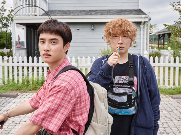 D.O. atau Do Kyungsoo membuka rangkaian comeback solo dengan merilis single digital berjudul DUMB pada 16 September 2025. Lagu ini terasa spesial karena D.O. menggandeng rapper sekaligus penulis lagu PENOMECO.