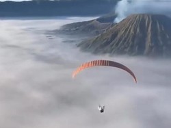 Hilang Kesakralan Gunung Bromo Dinodai Wisatawan dengan Paralayang