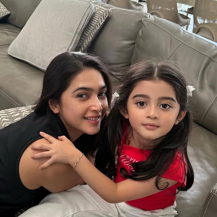 <p>Baru-baru ini, unggahan Instagram Guzel kembali bikin heboh. Guzel terlihat foto&nbsp;bersama&nbsp;sang tante, Nabila Syakieb yang merupakan kakak dari Ali Syakieb. "<em>Twinny</em> (kembar)," begitu keterangan foto tersebut. Banyak warganet yang kagum dengan kemiripan Guzel dan Nabila. "Wei Nabilla Syakiebbbbb, cantik bgt sih!!!" tulis <em>@swi****</em>. Ada juga yang berkomentar, "Tante sama ponakan sama2 cantik," kata <em>@len****</em>. Bahkan ada yang berkomentar, "Bagai pinang di belah dua. Uwa nya sma ponakannya," tulis <em>@den****</em>. (Foto: Instagram @guzelimalisyakieb)</p>