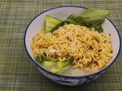 Bangun Mepet Imsak, Terpaksa Sahur Makan Mi Instan? Ini Saran Dokter Gizi