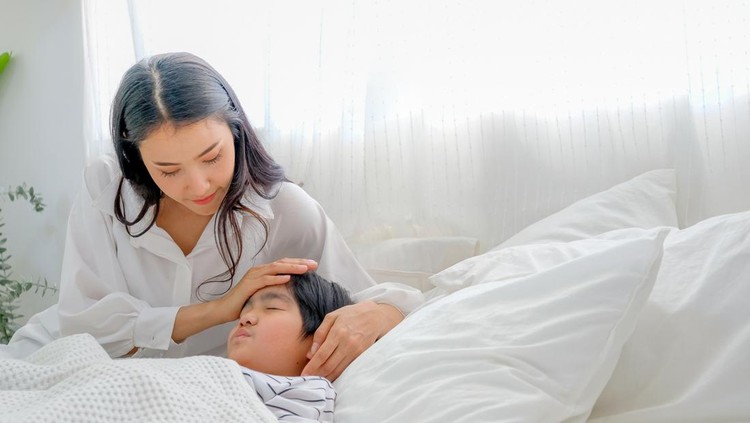Ilustrasi anak sakit asma Asian mother take care her son during cold in bedroom with day light.