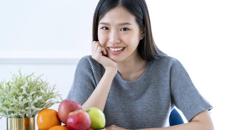 Ilustrasi makan buah healthy and beautiful asian woman smile happiness with bowl of fresh fruit diet and eat good nutrition healthy ideas concept