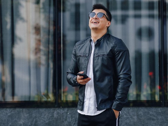 Salah satu tanda pria pekerja keras dan bertanggung jawab yang cocok jadi pasangan ideal ialah punya sikap konsisten dan dapat diandalkan.