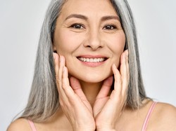 8 Bahan Skincare Terbaik untuk Mature Skin Menurut Dokter Kulit