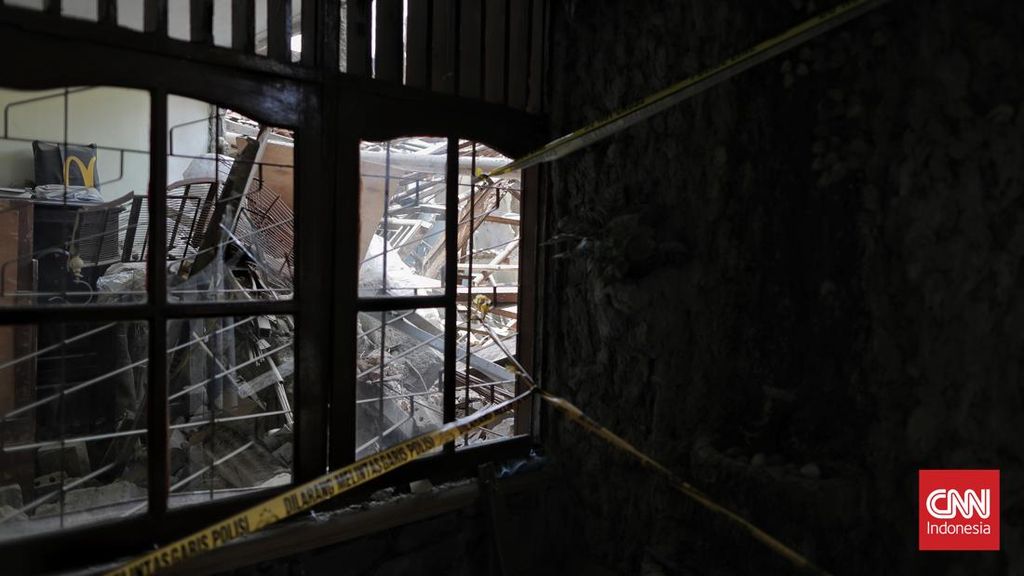 Atap Rumah Roboh Imbas Hujan Deras di Jaktim, Timpa Warga Sedang Tidur