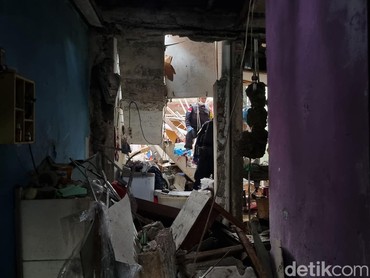 img-title Tangsel Gempar! Ledakan Misterius di Pamulang Hancurkan Rumah dan Lukai Warga