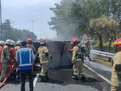 Mobil Box Muat Frozen Food Terbakar Usai Terguling di Tol Dupak