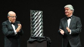 FOTO: MotoGP Perkenalkan Trofi Baru untuk Sang Juara
