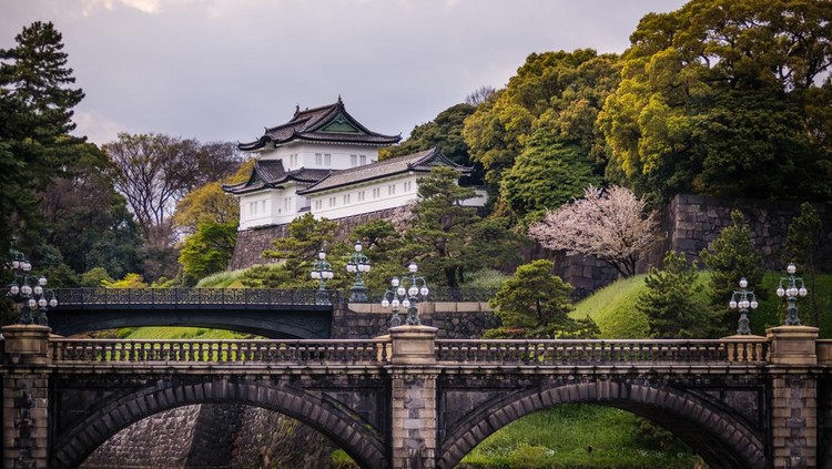 Pemandangan istana Kekaisaran di Tokyo, Jepang dengan jembatan Seimon Ishibashi di latar depan Tokyo, Japan - April 11, 2015: View of the Imperial palace in Tokyo, Japan with the Seimon Ishibashi bridge in the foreground