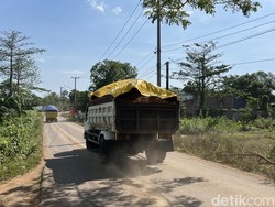 Truk Timbunan di BTP-Moncongloe Ancam Keselamatan Pengendara, Jalan Penuh Debu