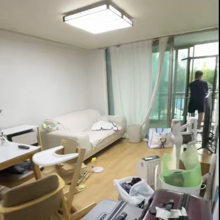 <p>Rachell pun mengaku sempat heran dengan suami yang tidak membantunya rapikan barang-barang rumah. &ldquo;Ini kondisi rumah aku sebelum movers-nya datang. Benar-benar chaos. Tahu enggak sih? Aku tuh sempat berantem sama Noa Appa. Soalnya aku udah repot-repot packing semua barang, eh dia santai aja enggak packing apa-apa. Ternyata pindahan di rumah Korea tuh beda,&rdquo; ujar Rachell, dikutip dari laman TikTok @rachellyahya, Jumat (12/9/2025). (Foto: Instagram@rachellyahya)</p>