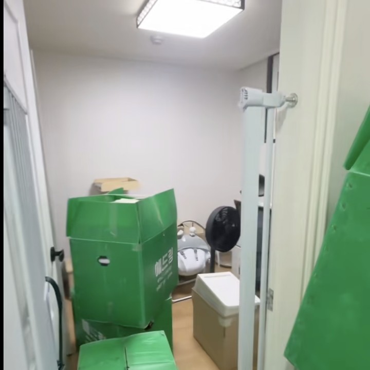<p>Rachell dan suami memutuskan untuk menggunakan jasa <em>movers</em>&nbsp;yang membantu memindahkan barang-barang. Selain untuk meminimalisir waktu, jasa <em>movers</em> ini terbilang&nbsp;aman&nbsp;di Korea, Bunda. &ldquo;Di Korea tuh aman banget. Jadi, kita bisa nitip rumah <em>full</em> ke <em>movers</em>. Tanpa takut barang kita hilang. Saking percayanya, kita bahkan ninggalin komputer, kamera, dan perhiasan. Semua barangku diangkut pakai mobil ini. Walau sempat ada drama barangku jatuh. Untung yang jatuh cuma sampo sama sabun tapi kalau ada barang yang rusak mereka siap ganti kok,&rdquo; tuturnya. (Foto: TikTok@rachellyahya)</p>