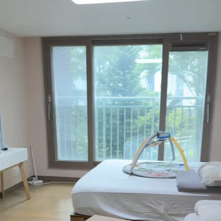 <p>Tentu saja hal ini membuatnya jauh lebih nyaman karena lebih cepat dan tidak perlu membuang-buang energi. &ldquo;Jadi sekitar jam 3 sore, pindahan aku udah selesai dan rumah baruku jadi super rapi. Jadi pelajaran buat aku, lain kali kalau mau pindahan di Korea jangan sok rajin packing biar movers yang urus semua,&rdquo; pungkasnya. (Foto: TikTok@rachellyahya)</p>
