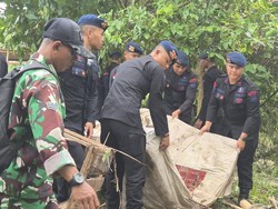 Air Surut, Polisi Bersihkan Sisa Banjir di Pasar Kumbangsari Denpasar