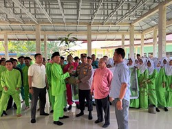 Polisi Ajak Siswa SMK di Dumai Tanam Pohon, Harap Tumbuh Jadi Agen Perubahan