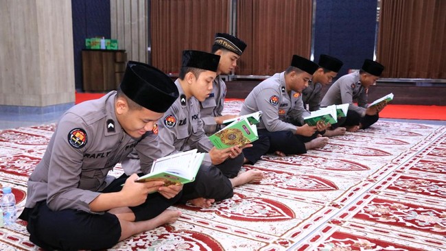 Divhumas Polri mengadakan khataman Al-Qur'an dan pengajian rutin untuk memperkuat mental spiritual personel, dukung integritas dan karakter anggota.