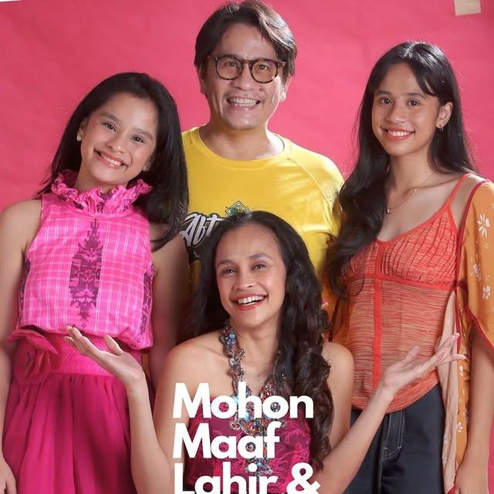 <p>Nama Melly Manuhutu pasti enggak asing bagi Bunda yang lahir di tahun 90-an. Dulu, ia dikenal sebagai penyanyi sekaligus model yang tampil&nbsp;wara-wiri di layar kaca. Namun, setelah menikah dengan Prakaca Kasmir pada 15 September 2001, Melly memilih untuk lebih fokus pada keluarga. Dari pernikahan itu, lahirlah dua putri cantik bernama Ka&ccedil;amelyv Praka&ccedil;a dan Qaly&ccedil;ea Praka&ccedil;a.(Foto: Instagram @mellymanuhutu_organik)</p>