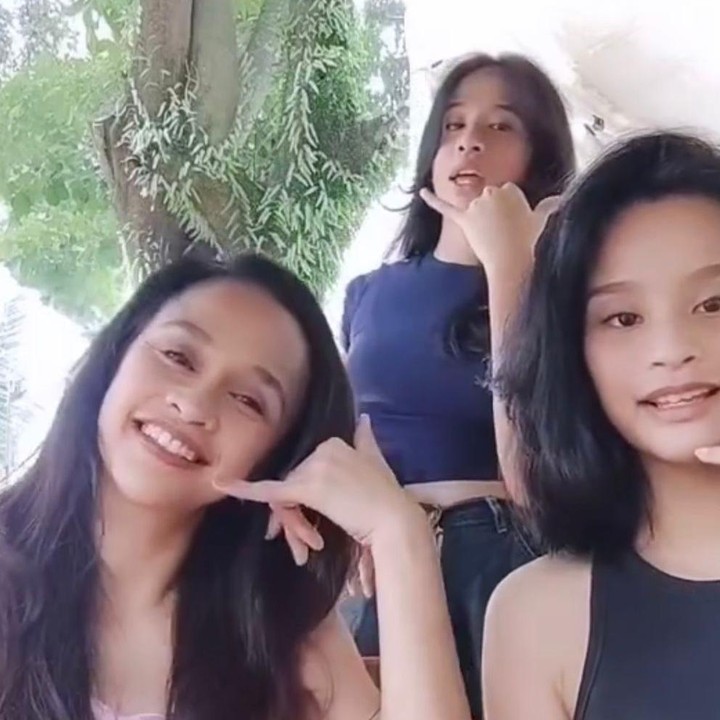 <p>Kedua putri Melly kini tingginya sudah hampir sama dengan sang Bunda.&nbsp;Tak hanya itu, Melly juga kerap bikin konten TikTok bersama dua putri kesayangannya itu. (Foto: Instagram @mellymanuhutu_organik)</p>