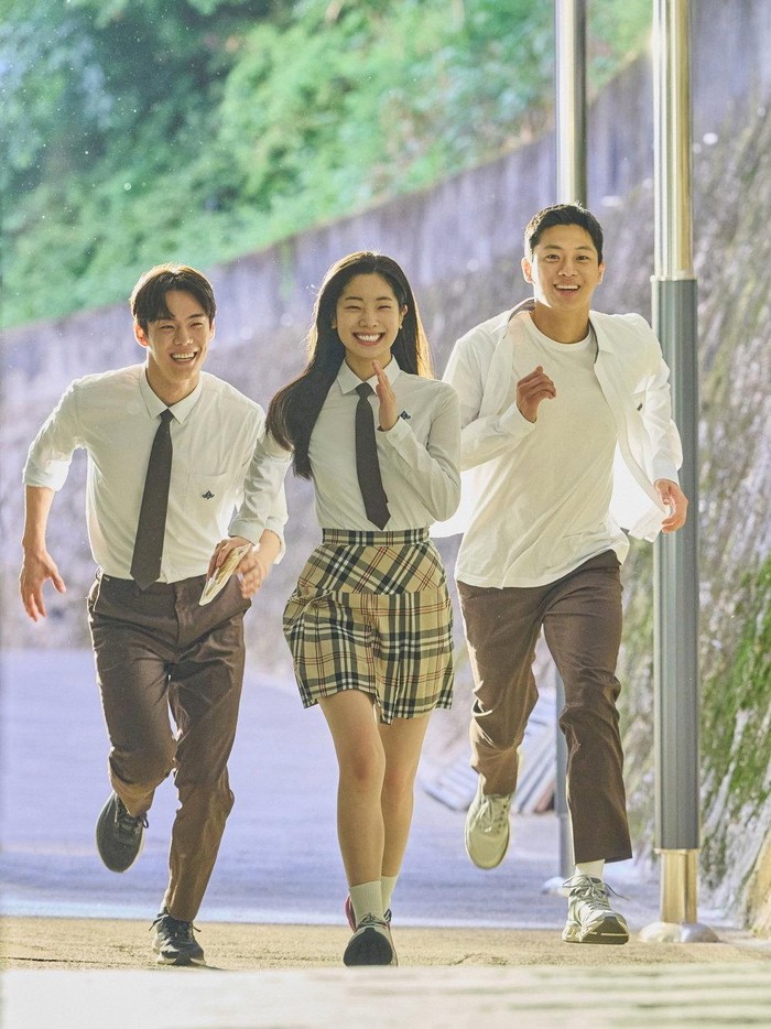 Salah satu momen paling menarik dari pengalaman Dahyun di film ini adalah adegan menangis yang nggak ada di naskah awal. Ia bercerita, saat melihat karakter Seung Yeol berlari sambil menyalahkan dirinya sendiri, perasaan Dahyun ikut terbawa. /Foto: Instagram.com/redice_ent