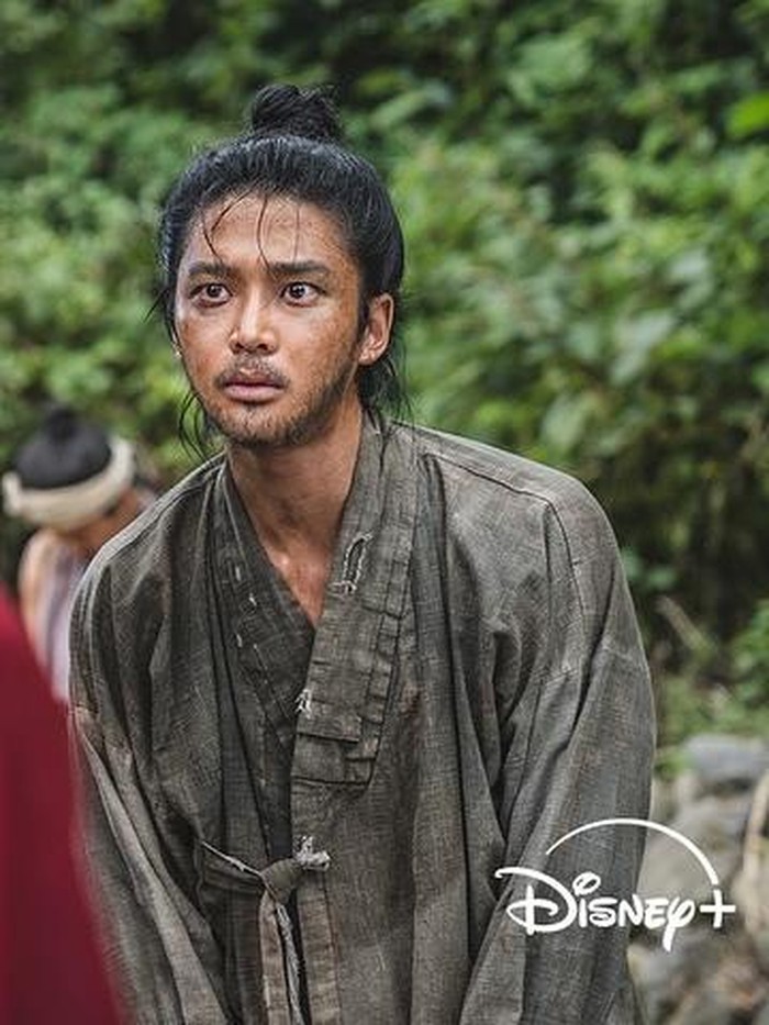 Dalam drama Korea The Murky Stream, Rowoon bertransformasi menjadi pria bernama Si Yool. Penampilannya pun sukses membuat publik pangling di drama ini./ Foto: Disney+