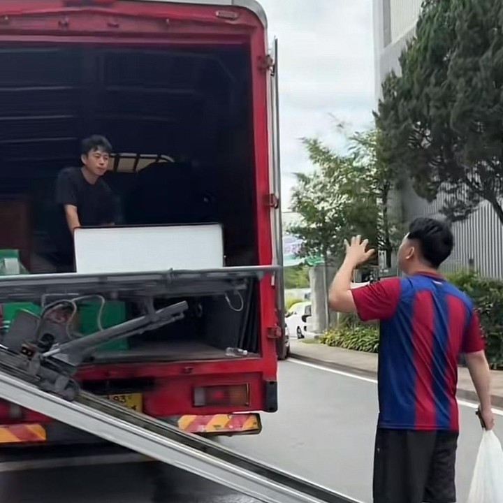 <p>Hampir semua orang di Korea menggunakan jasa <em>movers</em> untuk pindah rumah. Hal ini pun meminimalisir waktu para penghuni rumah. Tak hanya itu, Rachell juga mengatakan cara ini sangat aman karena <em>mover</em>s-nya dapat dipercaya, Bunda. &ldquo;Di Korea tuh aman banget. Jadi, kita bisa nitip rumah full ke movers. Tanpa takut barang kita hilang. Saking percayanya, kita bahkan ninggalin komputer, kamera, dan perhiasan. Semua barangku diangkut pakai mobil ini. Walau sempat ada drama barangku jatuh. Untung yang jatuh cuma sampo sama sabun tapi kalau ada barang yang rusak mereka siap ganti kok,&rdquo; tuturnya. (Foto: TikTok@rachellyahya)</p>
