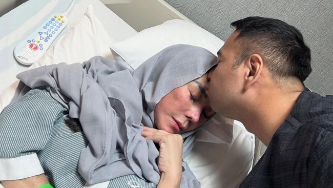 Raffi Ahmad menjelaskan kondisi ibundanya, Amy Qanita, yang saat ini menjalani perawatan di salah satu rumah sakit di Singapura.