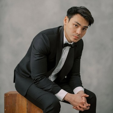 Ini 8 Potret Rob Clinton Suami Chelsea Islan Disebut Cocok Jadi Kandidat Menpora Baru