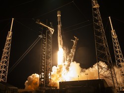 Histeris dan Tangis Bahagia Sambut Satelit Nusantara Lima Terbang ke Angkasa