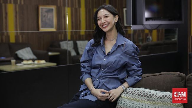 Besbarini selaku mertua mengungkapkan kondisi terkini Sheila Dara setelah 40 hari kepergian Vidi Aldiano.