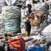 Pemulung memilah sampah di Tempat Pembuangan Akhir (TPA) Jatibarang, Semarang, Jawa Tengah, Jumat (12/9/2025). Pemerintah mendorong pengembangan pembangkit listrik tenaga sampah (PLTSa) melalui revisi Perpres nomor 35 tahun 2018 tentang Percepatan Pe