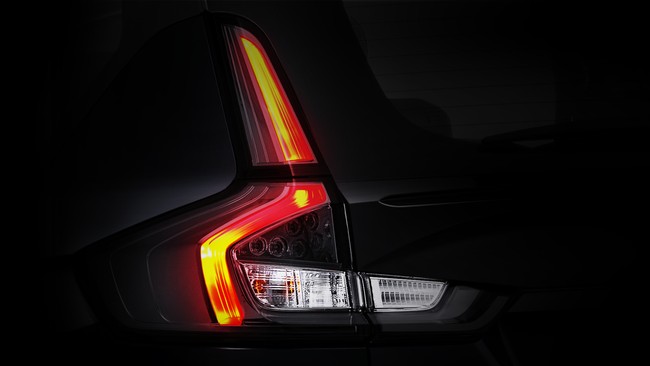 Suzuki XL7 Hybrid Alpha Kuro punya tampilan serba hitam.