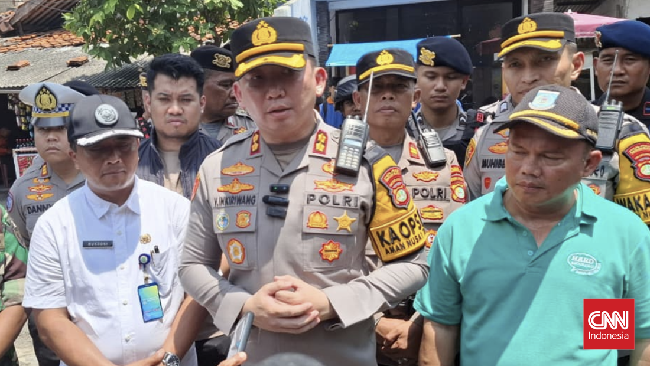 Polisi melakukan sterilisasi pada radius 5 sampai 10 meter dari lokasi ledakan di Jalan Talas II, Kecamatan Pamulang, Kota Tangerang Selatan (Tangsel).