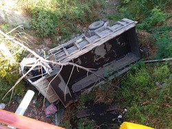 Sopir Diduga Mengantuk, Truk Jungkit di Lombok Utara Terjun ke Jurang