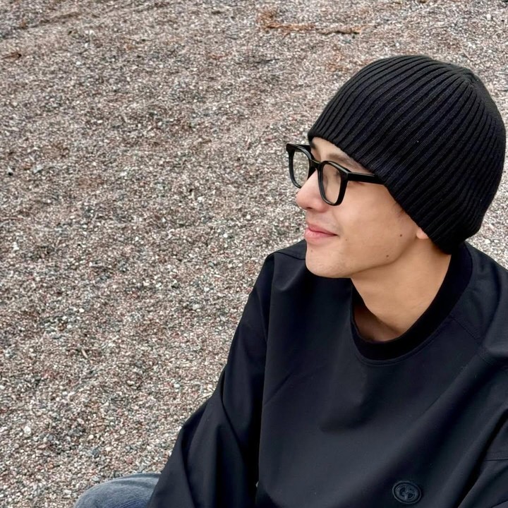 <p>Nama Wang Anyu belakangan ini mencuri perhatian setelah muncul dalam <em>teaser</em> baru Yuqi dari i-dle untuk video musik mendatangnya. Bunda penasaran bagaimana potret tampannya sang aktor? (Foto: Instagram@waybuss)</p>